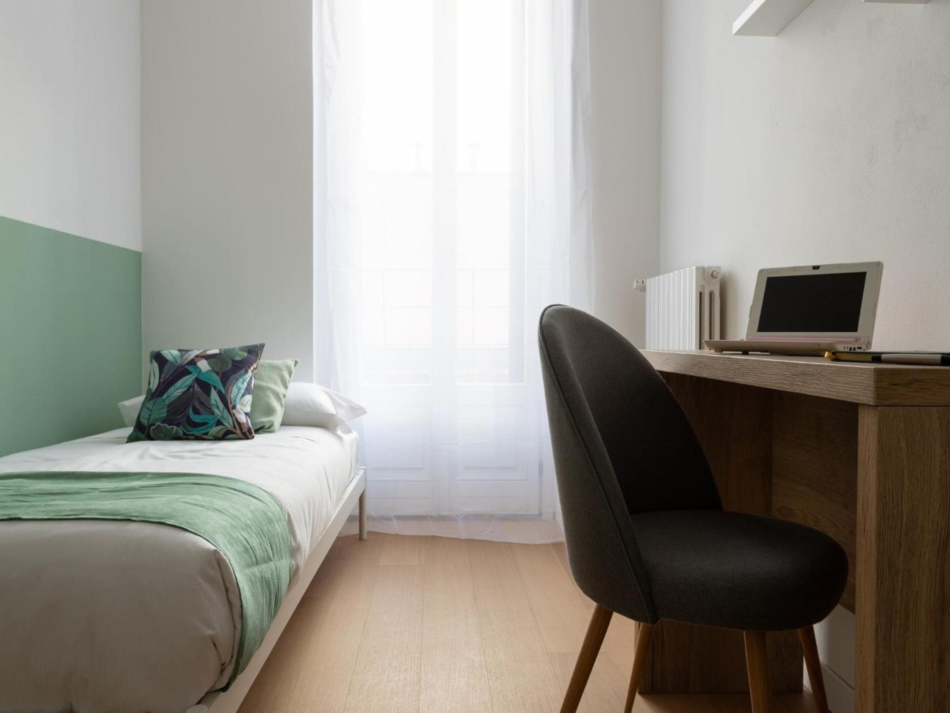 The Rent - Two-bedroom In Navigli Area * Milán